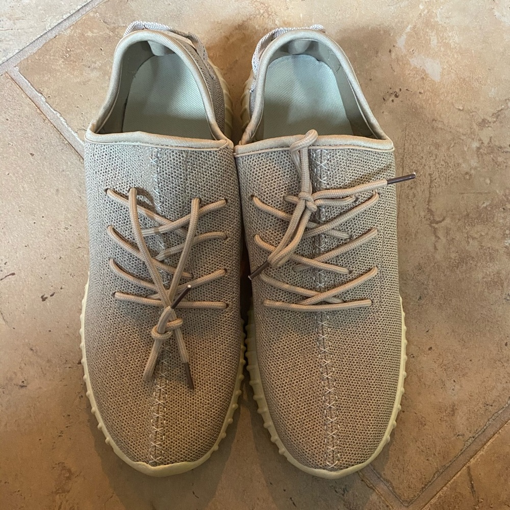 Tennis shoes